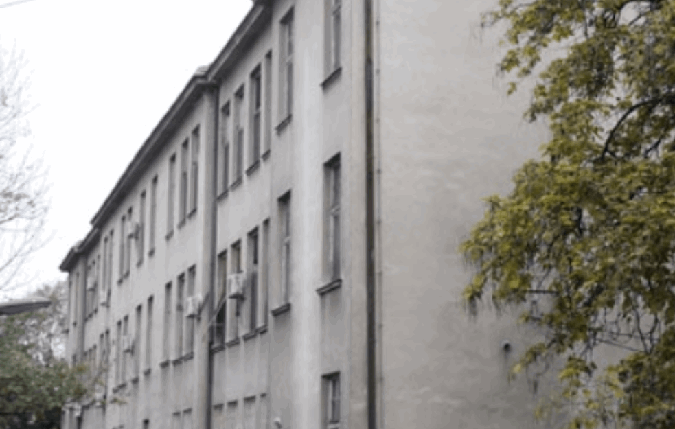POKUŠAJ SAMOUBISTVA U BEOGRADU: Čovek SKOČIO sa sprata zgrade Infektivne klinike, lekari se BORE za život